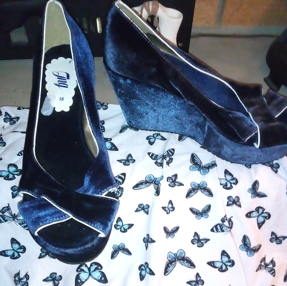 Velvet Platform Sandals - Picture 4 of 11